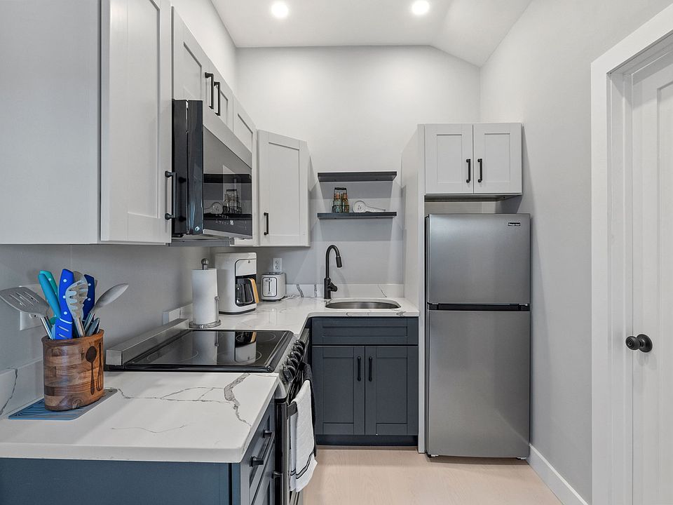 Full kitchen with efficiency appliances.