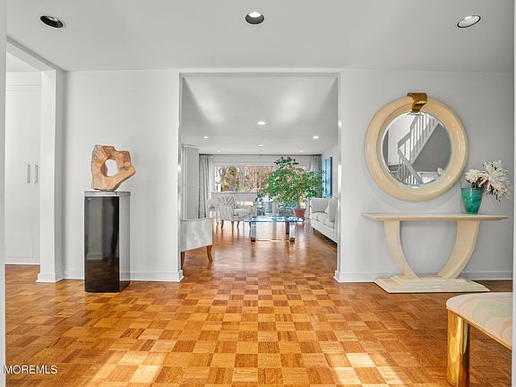 4th image of 225 Maplewood Avenue