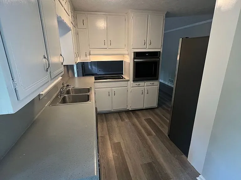 2567 Kings Way — Photo 4