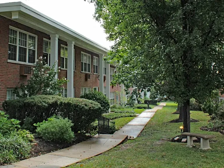 White Bluff Apartments — Photo 17