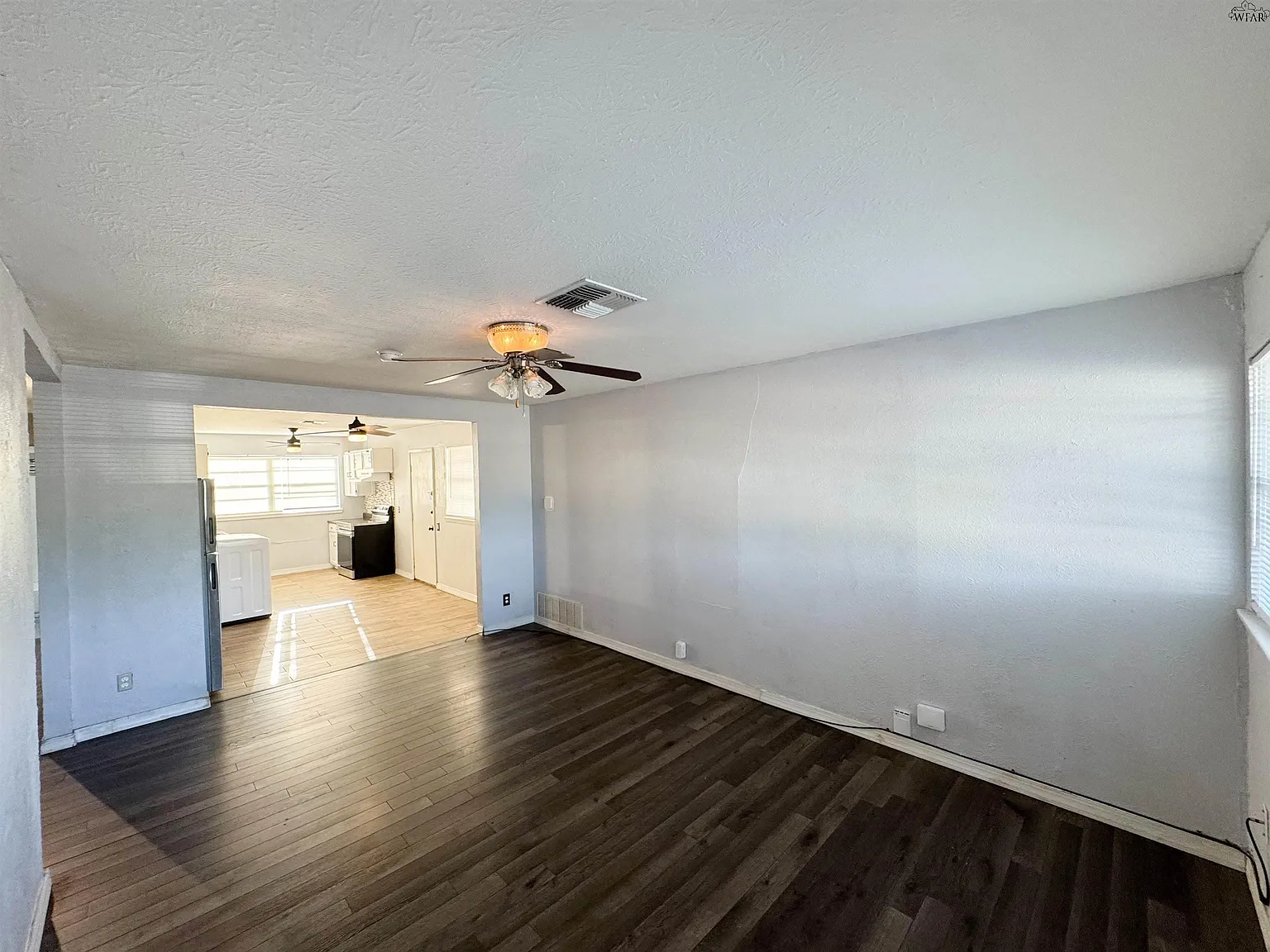 3 bed, 1.5 bath, 936 sqft, $1,250 — Photo 2