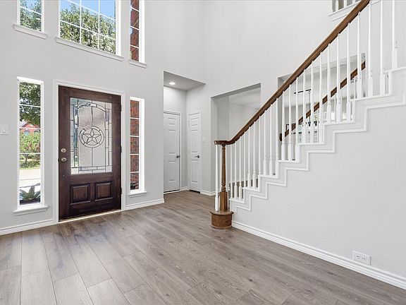 3rd image of 925 Hillside Ct