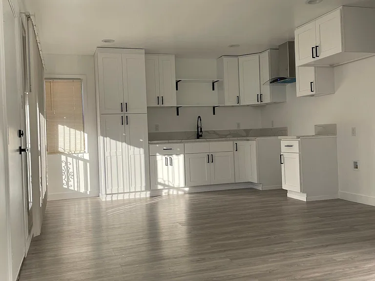 150 N Hicks Ave — Photo 2