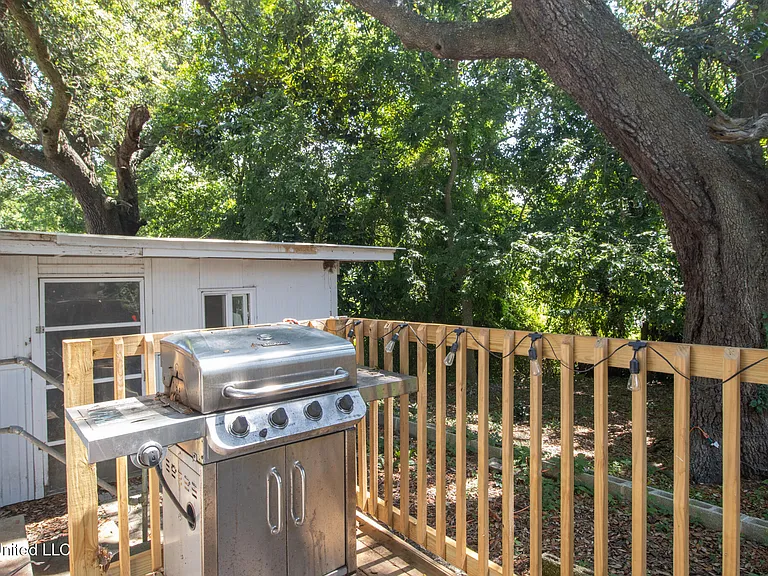 258 Querens Ave — Photo 19