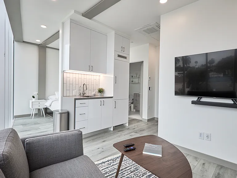 2929 S La Brea Ave — Photo 37