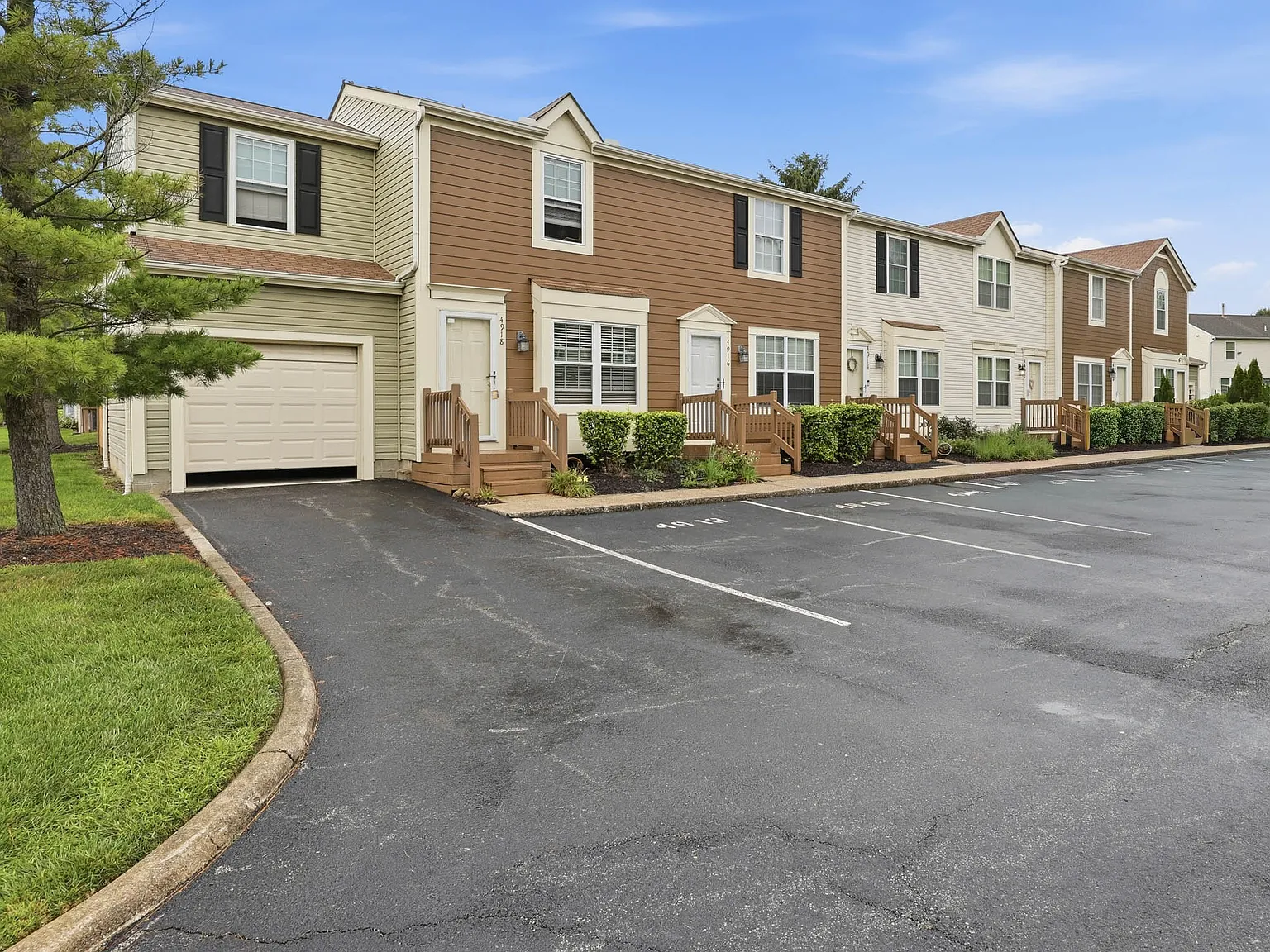 2 bed, 1.5 bath, 1050 sqft, $1,499 — Photo 2