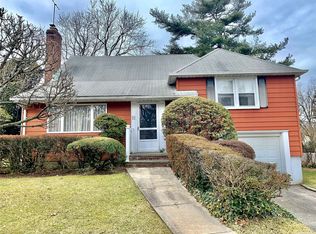 39 Roxbury Rd, Port Washington, NY 11050