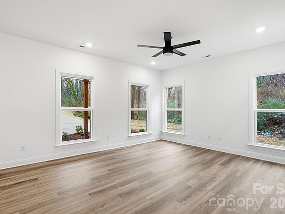 2nd image of 423 Queens Ct