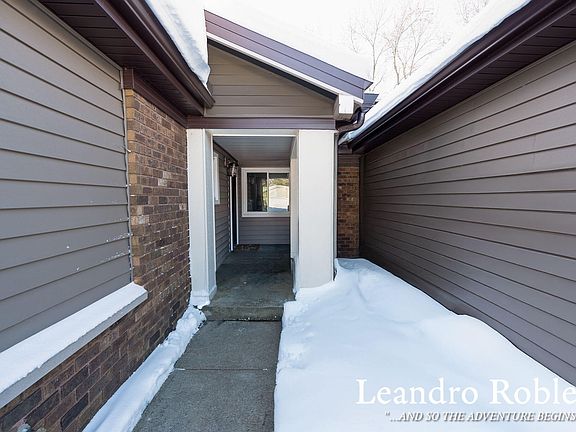 2nd image of 661 Twin Lakes Dr NE