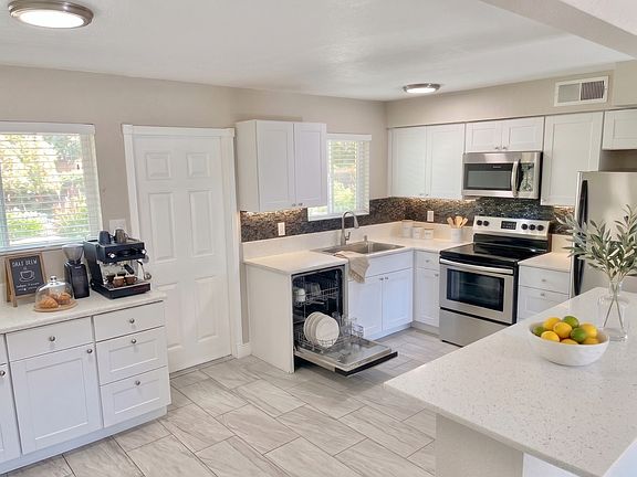 4th image of 3024 N 39th St APT 12