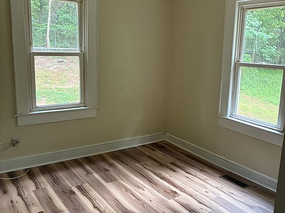 3rd image of 465 Richardson St