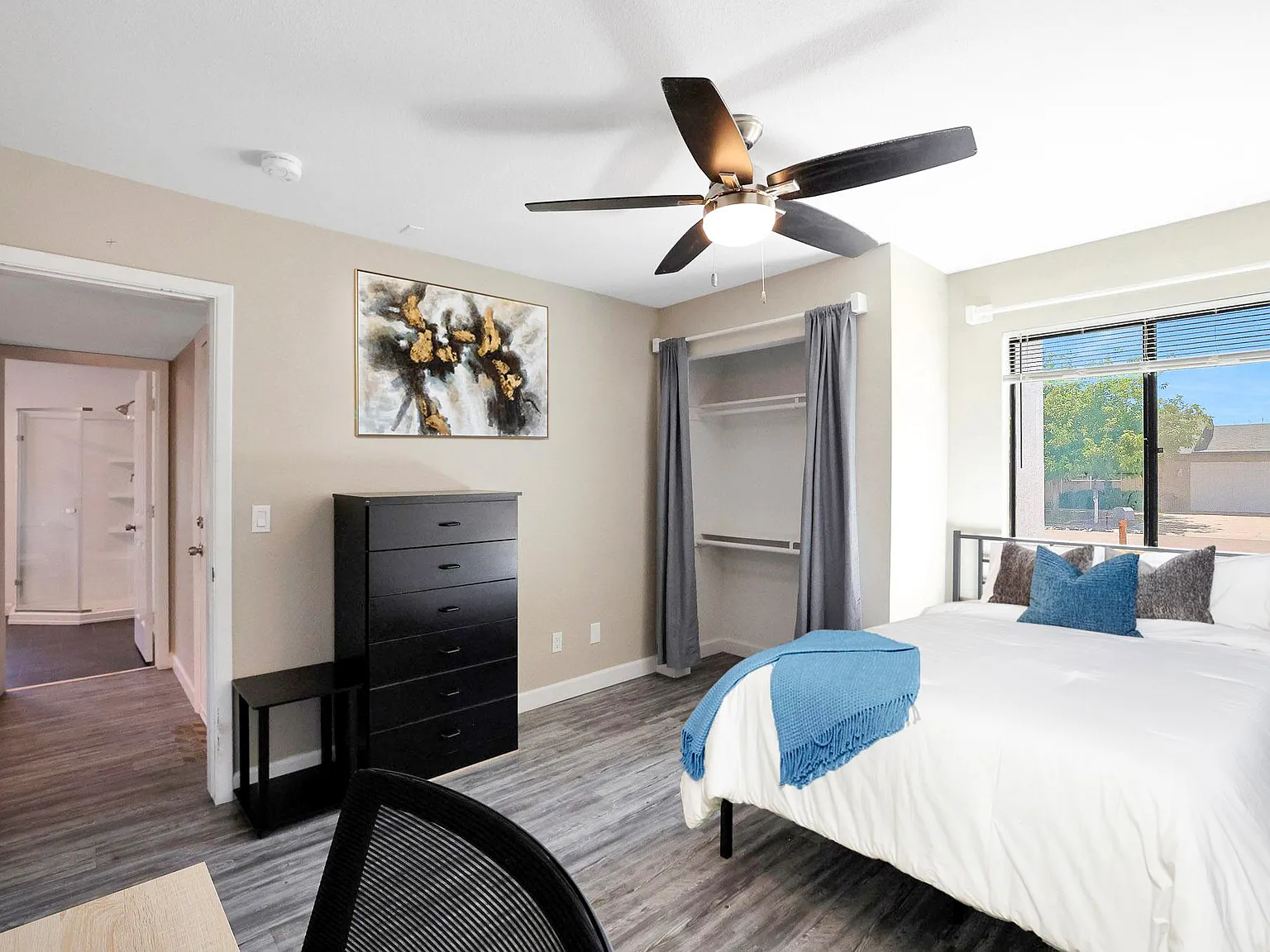 4 bed, 3.0 bath, 2300 sqft, $949 — Photo 1