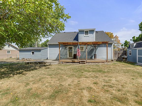 4th image of 1306 NE Kennedy Ln