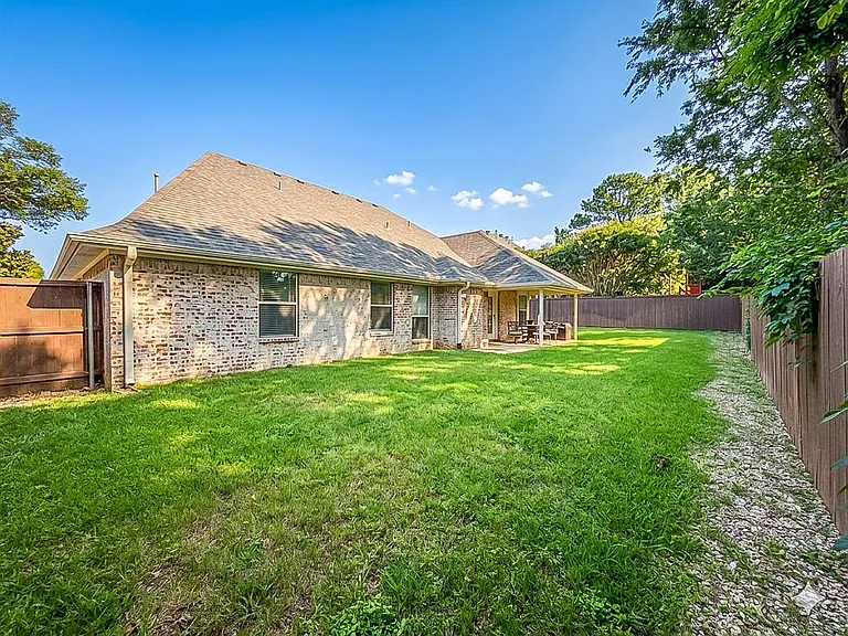 920 Carousel Dr — Photo 24