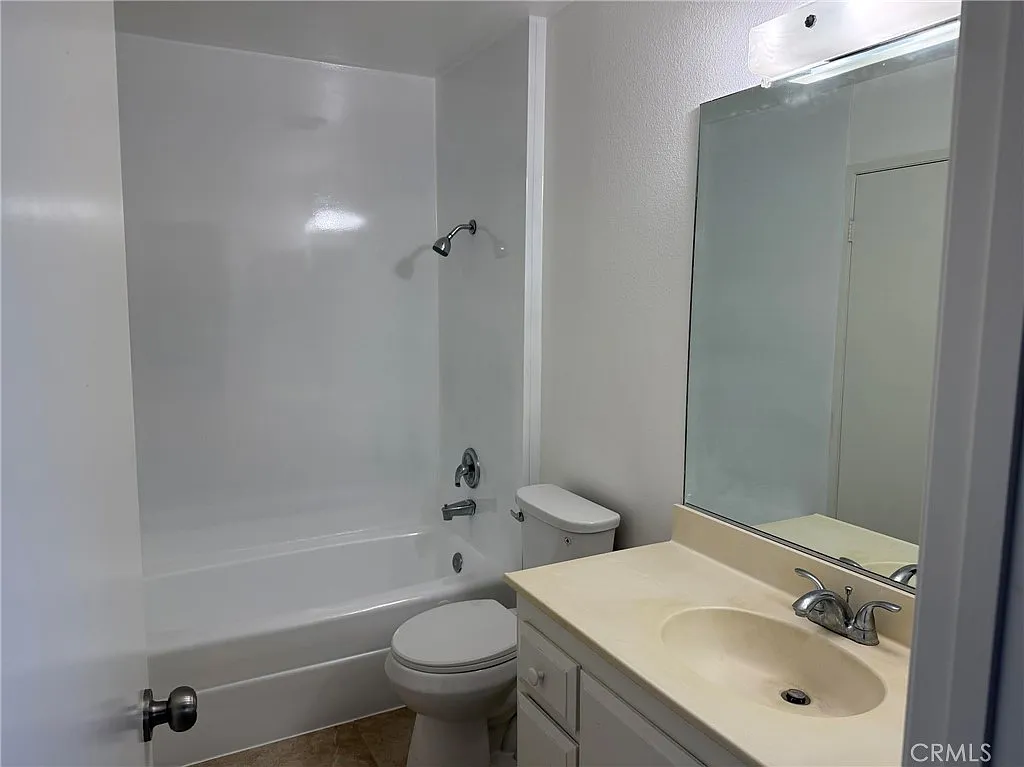 3 bed, 2.5 bath, 1318 sqft, $3,600 — Photo 4