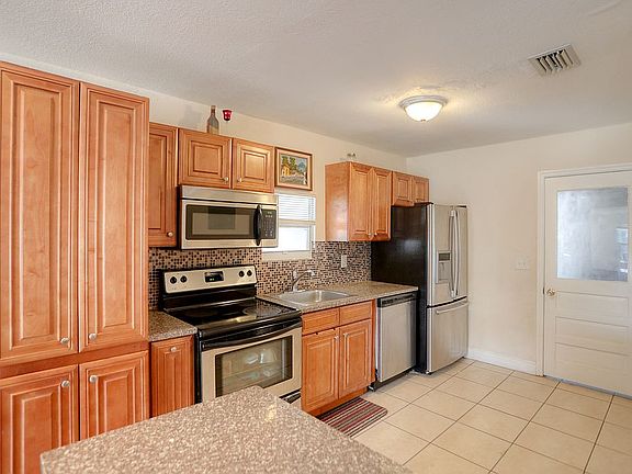 4th image of 899 NE 35th St
