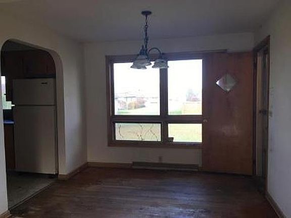 4th image of 260 Earl Dr