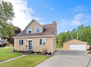 318 Union Pl, Manitowoc, WI 54220
