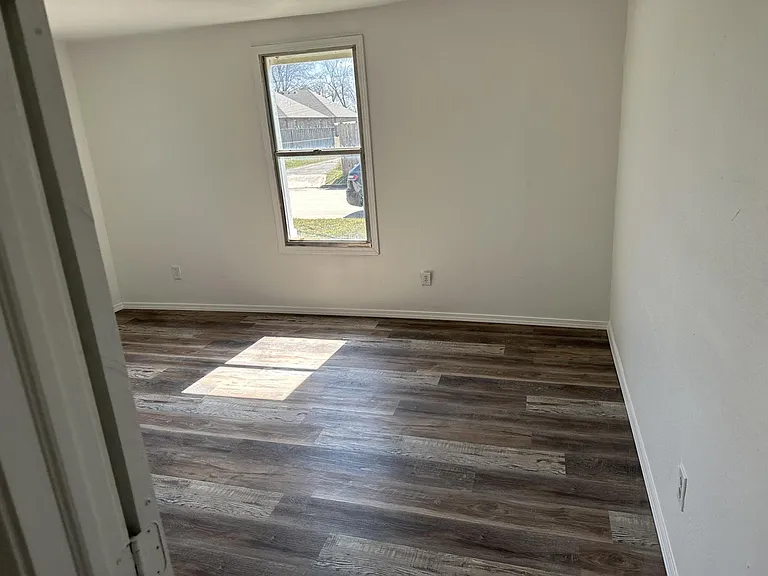 516 E George St — Photo 8