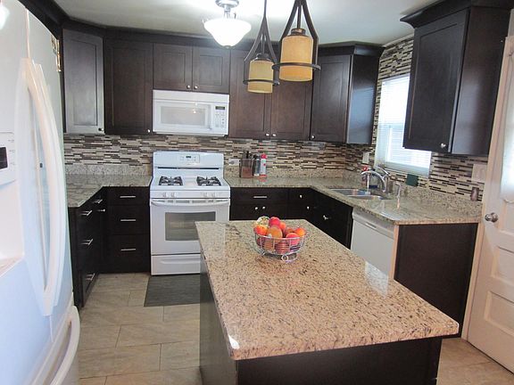 3rd image of 904 N Boxwood Dr #A