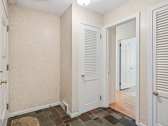 3rd image of 185 Redfern Dr