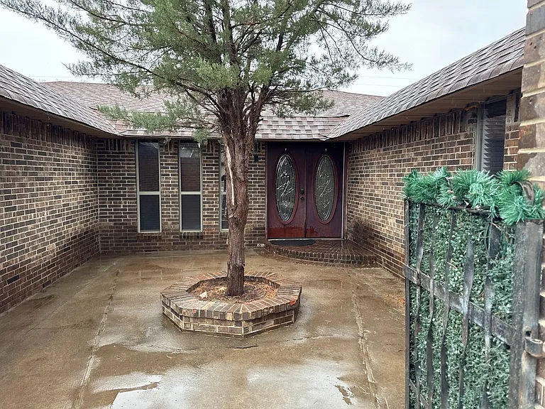 1317 Lexington Rd — Photo 2