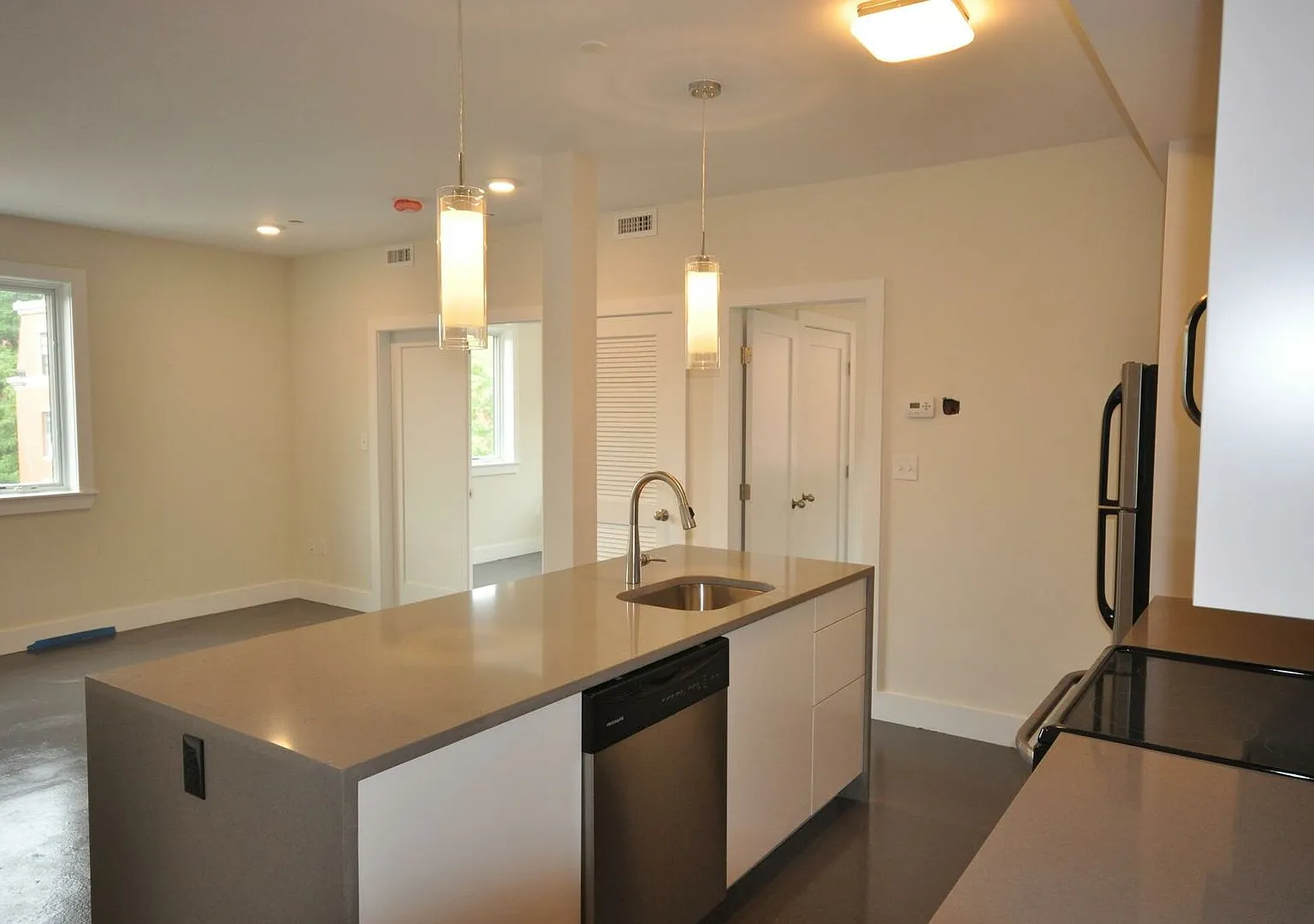 No Brokers Fee. Massive Unit in South End Central Heat/AC, In-Unit Washer and Dryer, Parking for ... — Photo 2