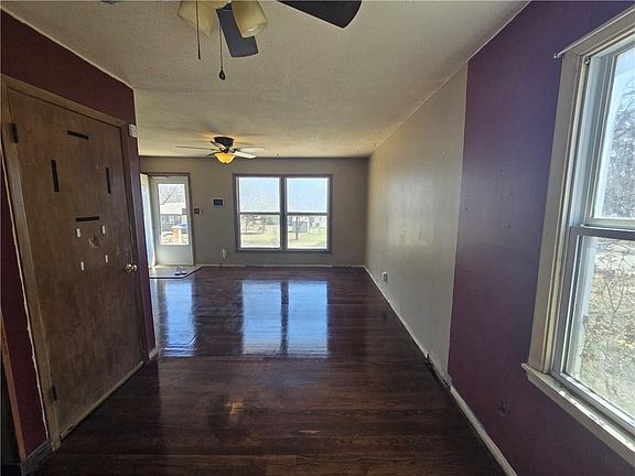 3rd image of 620 NW Village Dr