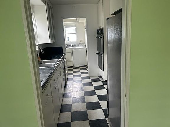 2nd image of 2923 Pearl St