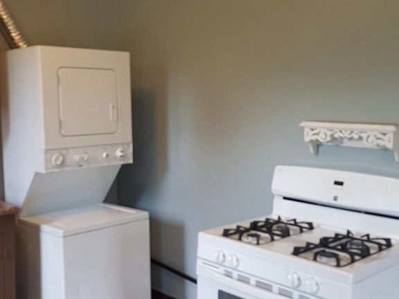 Spacious kitchen with washer/dryer and gas stove