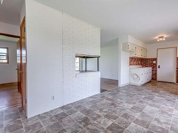5th image of 504 N Knoxville Way