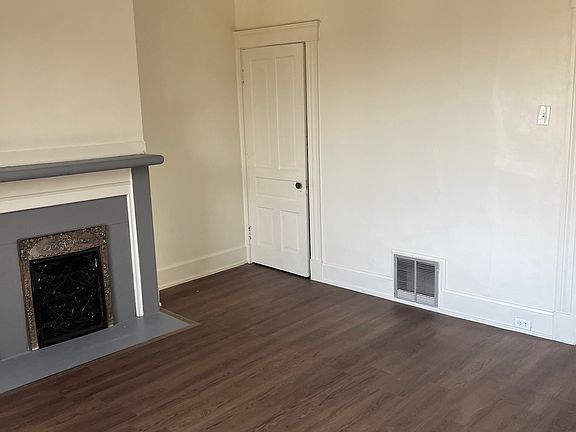 3rd image of 828 Rosemont Ave #2