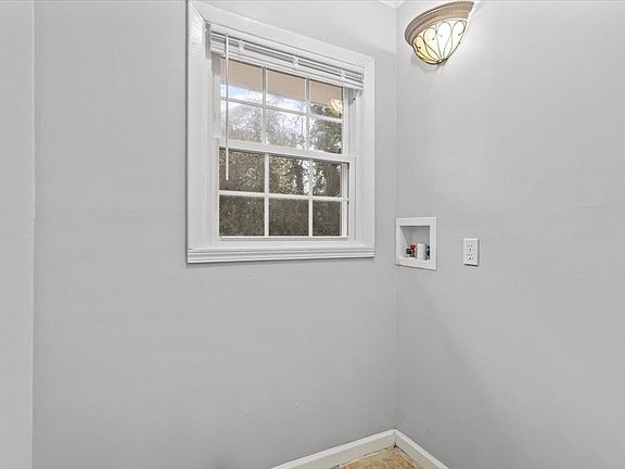 5th image of 2220 Pineview Cir