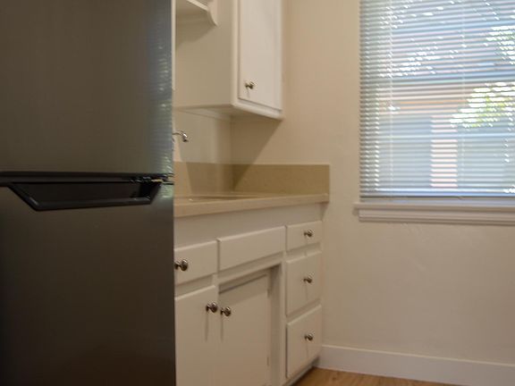 5th image of 909 Montana Ave APT 5