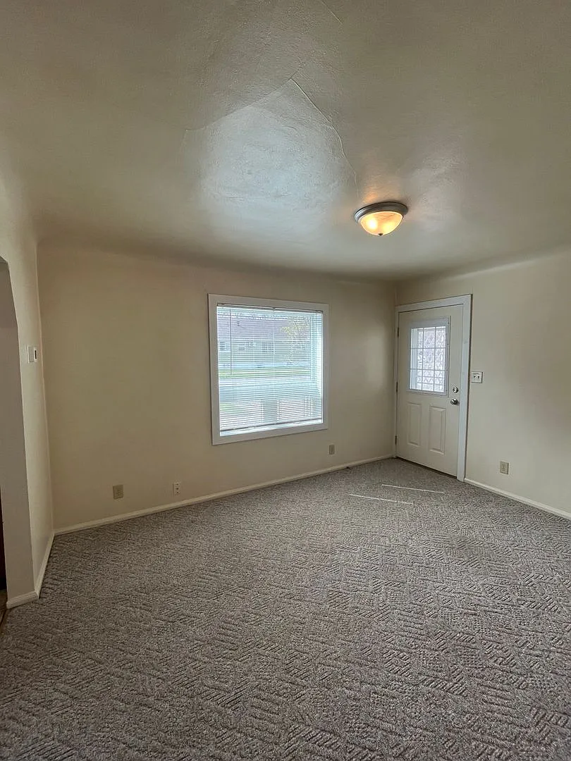 Centrally Located 1 Bedroom House — Photo 4