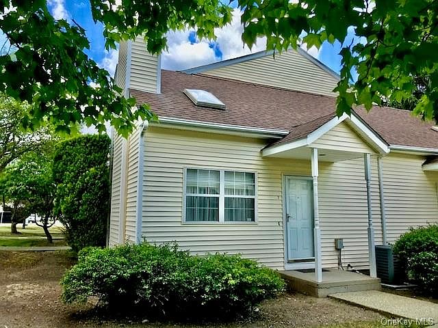 1st image of 7 Woodlake Dr