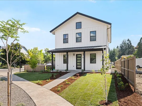 390 Briscoe Pl, Ashland, OR 97520