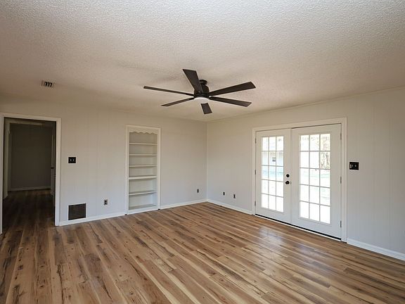 3rd image of 282 Parkview Cir