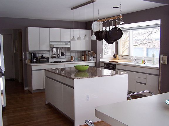 KITCHEN WITH ISLAND