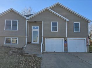 909 Rosewood Dr, Cameron, MO 64429