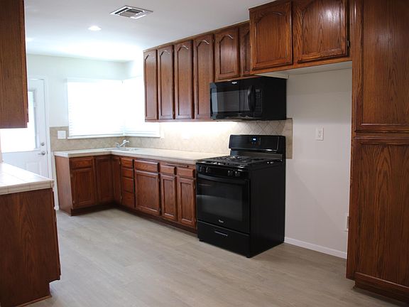 3rd image of 11333 Hamlin St