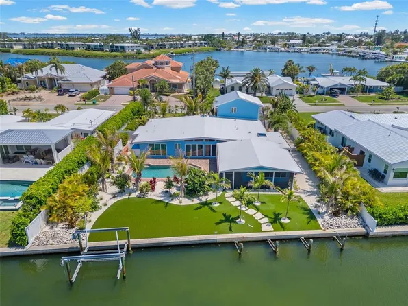 528 Key Royale Dr, Holmes Beach, FL 34217