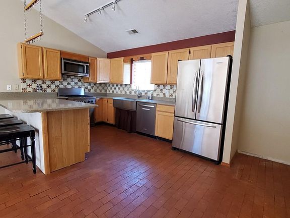 Kitchen / Eating Bar