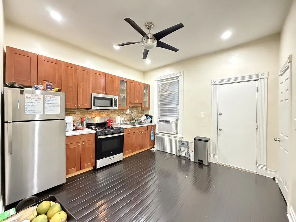 Appealing 3 Bed, 1 Bath at Wabash + 46th (Bronzeville) — Photo 3