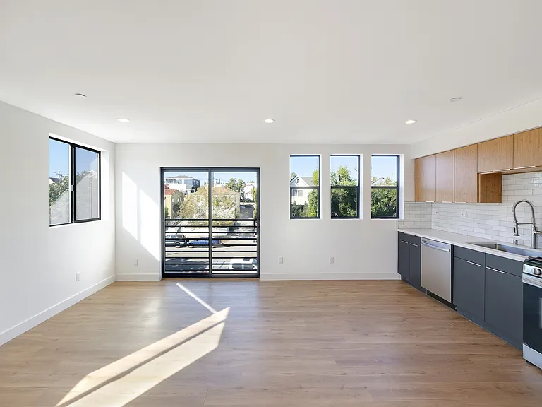 1858 S Redondo Blvd #5/6 — Photo 7