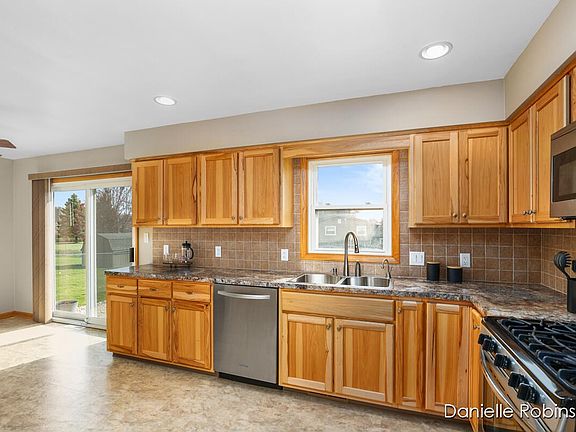 3rd image of 2660 Lincoln Ave NW