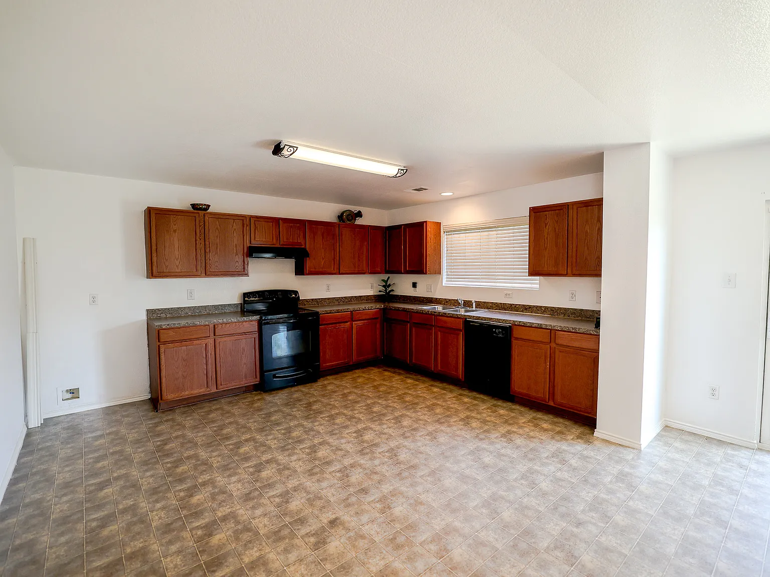 3 bed, 2.5 bath, 2024 sqft, $2,100 — Photo 3