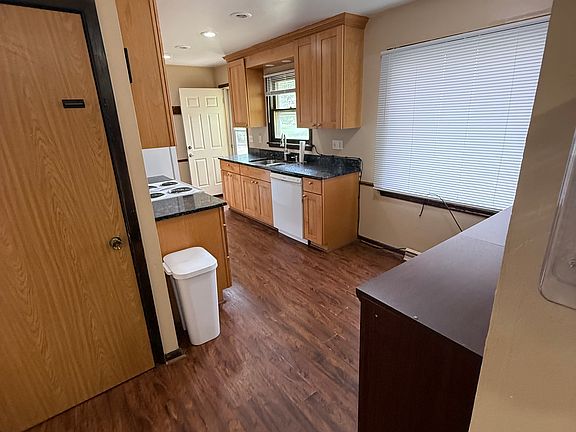 3rd image of 521 12th St NE