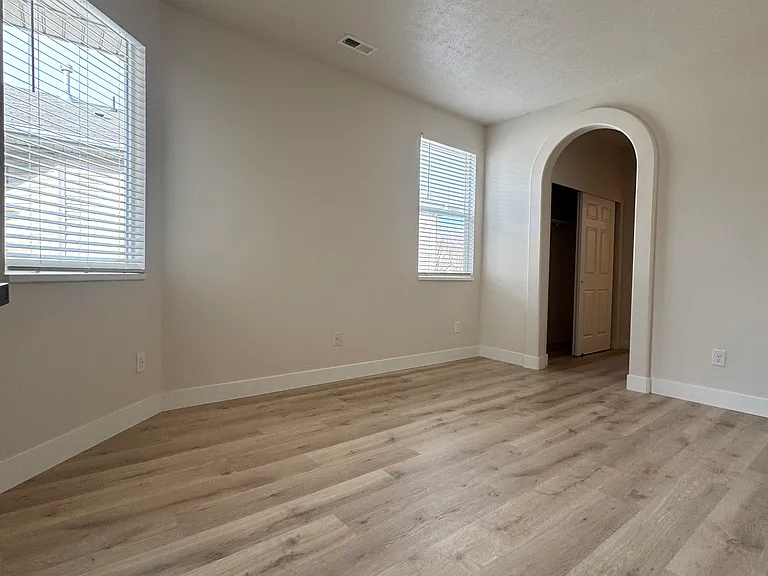 733 N Bradford Dr — Photo 5
