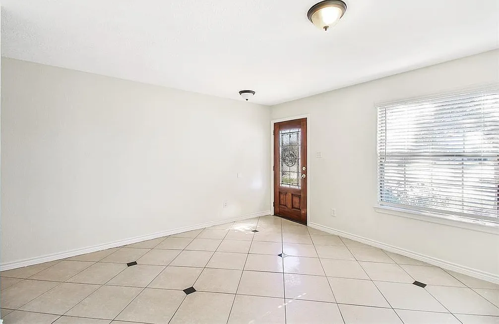 4 bed, 2.5 bath, 2761 sqft, $2,300 — Photo 4